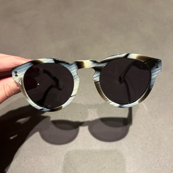 Illesteva Leonard Sunglasses in Horn frame and black lenses - Picture 2 of 8